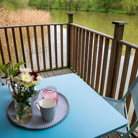 Lakeside Cabin On Stilts- 'Kingfisher' Rous Lench Extérieur photo