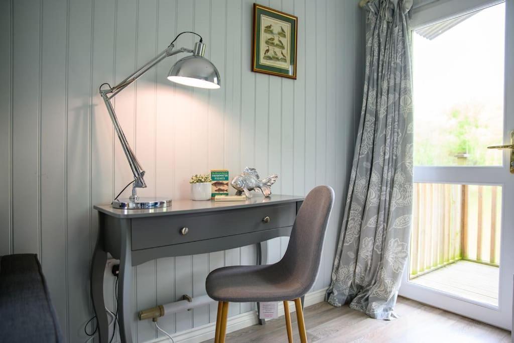 Lakeside Cabin On Stilts- 'Kingfisher' Rous Lench Extérieur photo