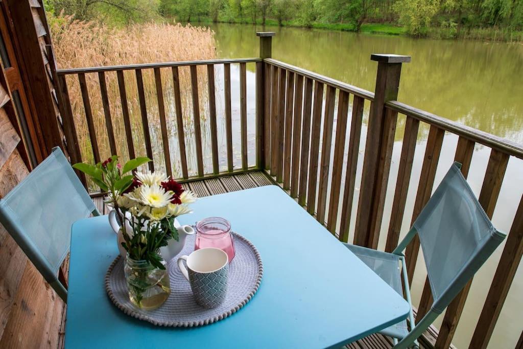 Lakeside Cabin On Stilts- 'Kingfisher' Rous Lench Extérieur photo